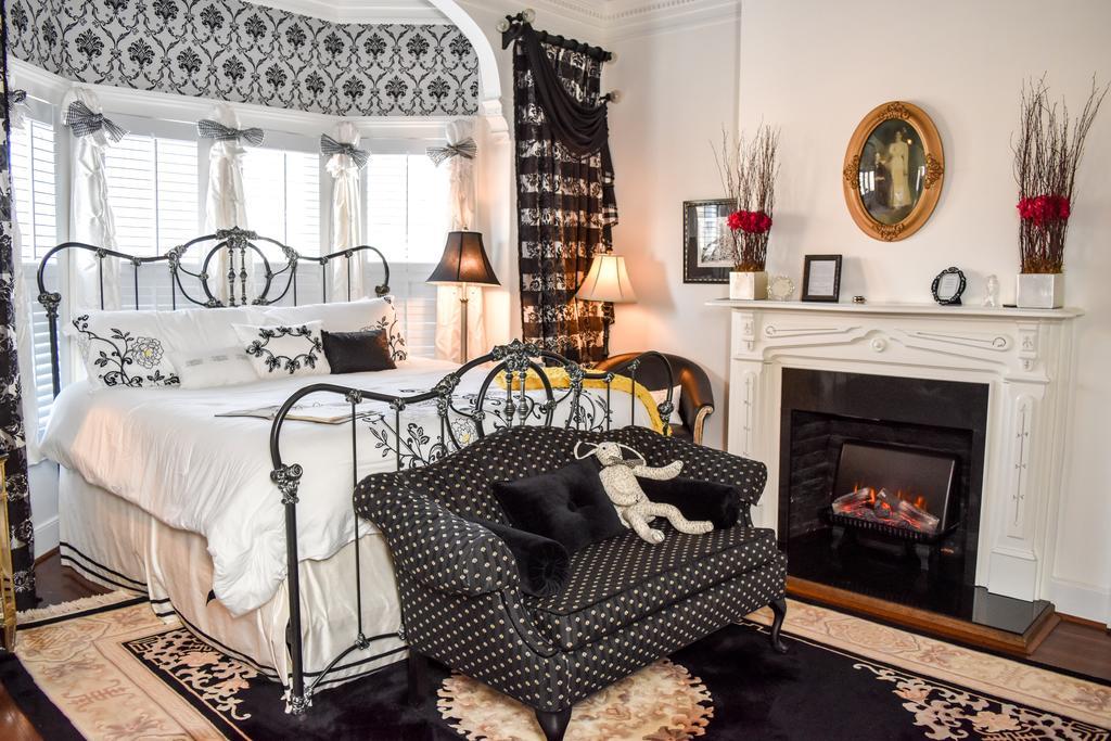 The Richard Johnston & 1890 Caroline House 5*
